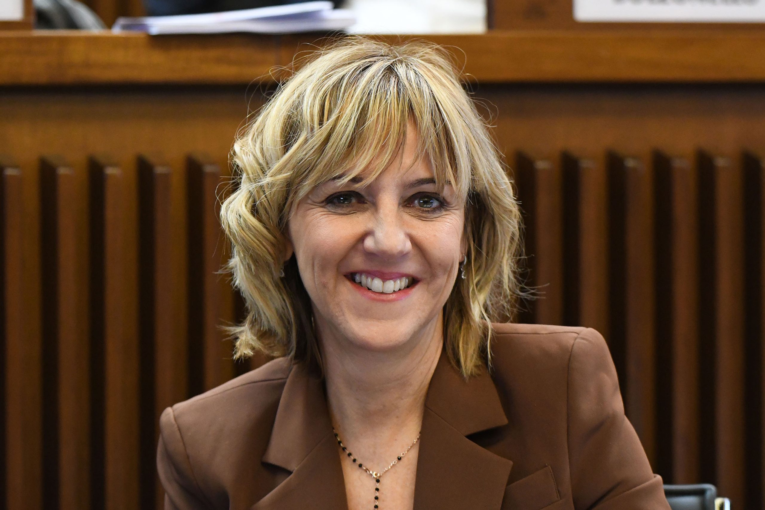 Lucia Buna sorridente nell’aula del Consiglio regionale